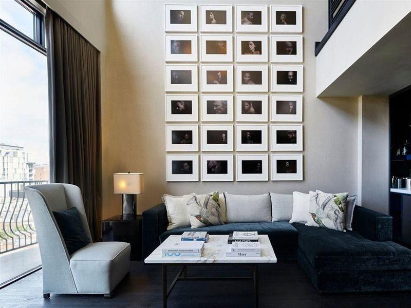 โรงแรมซิกซ์ตี้ โซโห นิวยอร์ก ภายนอก รูปภาพ A living room with a high ceiling