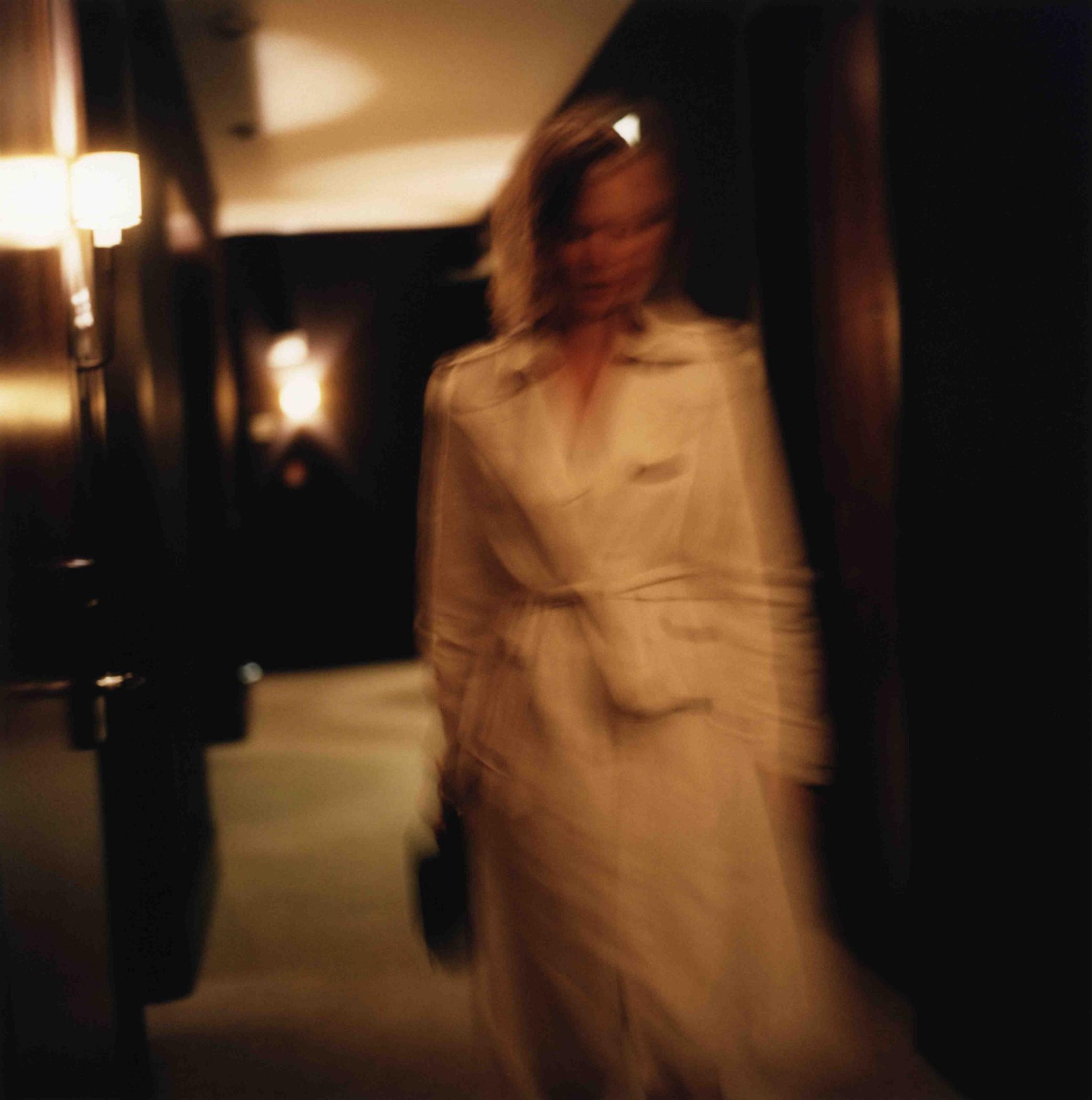 โรงแรมซิกซ์ตี้ โซโห นิวยอร์ก ภายนอก รูปภาพ A woman wearing a bathrobe
