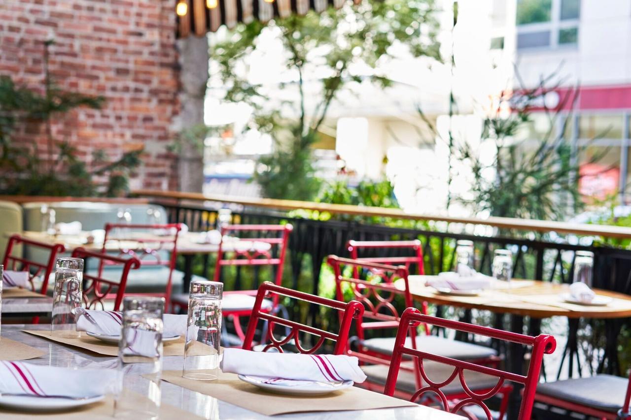 โรงแรมซิกซ์ตี้ โซโห นิวยอร์ก ภายนอก รูปภาพ The patio at the restaurant